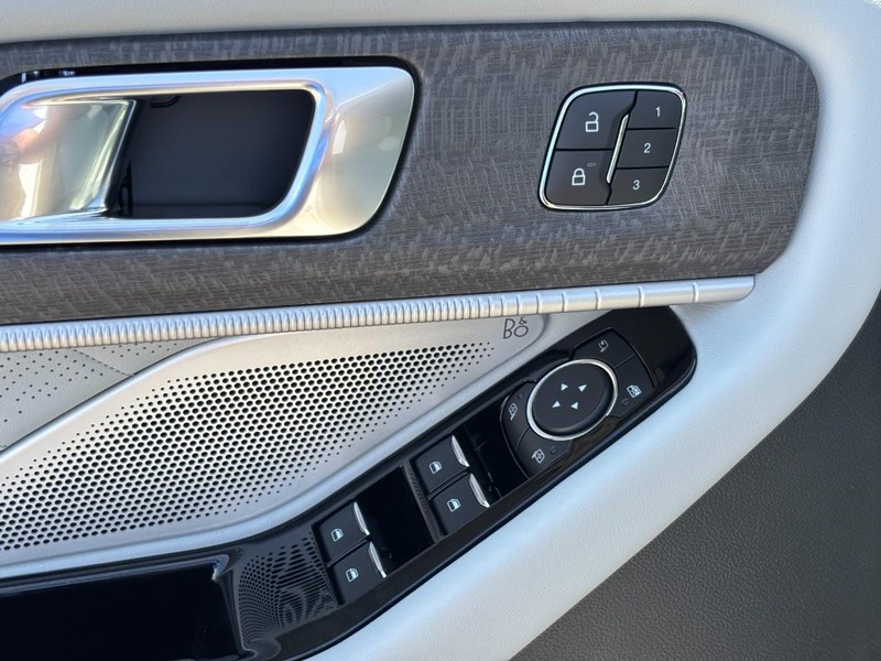 Ford Explorer Vehicle Full-screen Gallery Image 18