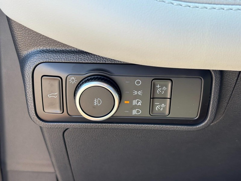 Ford Explorer Vehicle Full-screen Gallery Image 19