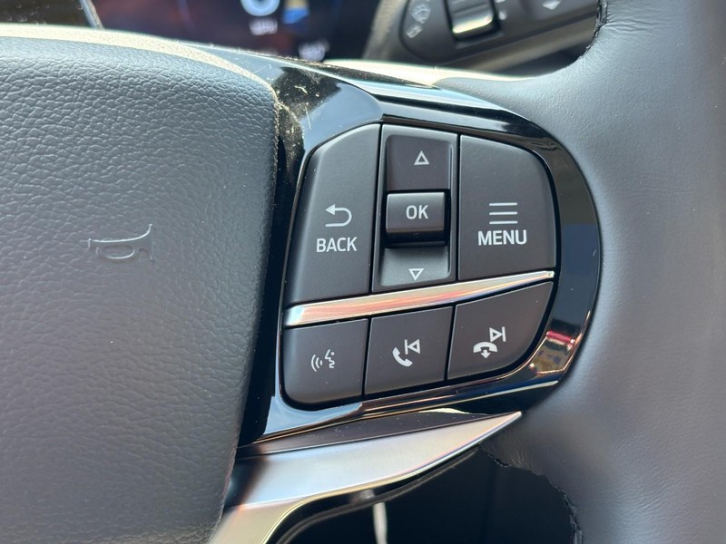 Ford Explorer Vehicle Full-screen Gallery Image 21