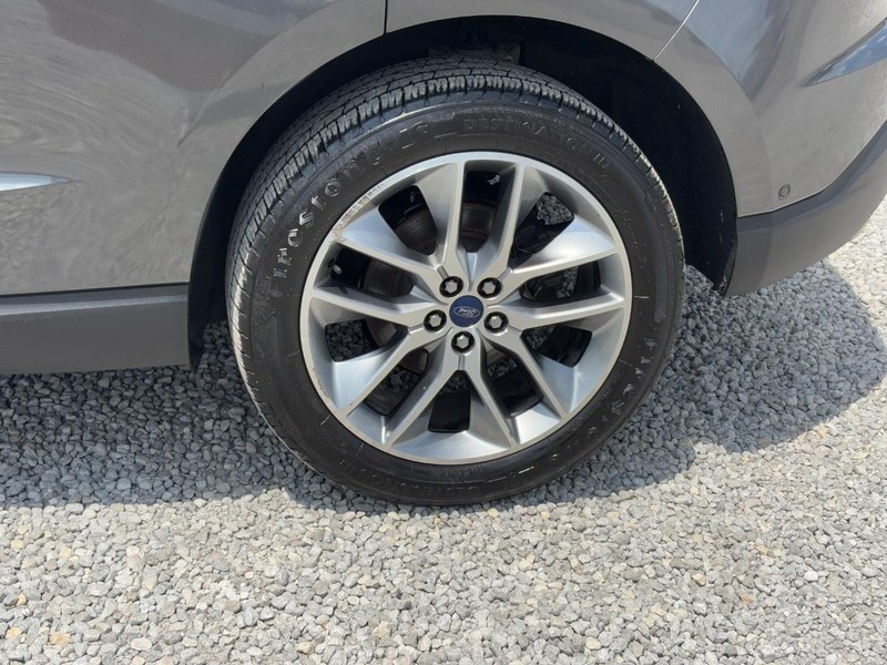 Ford Edge Vehicle Full-screen Gallery Image 10