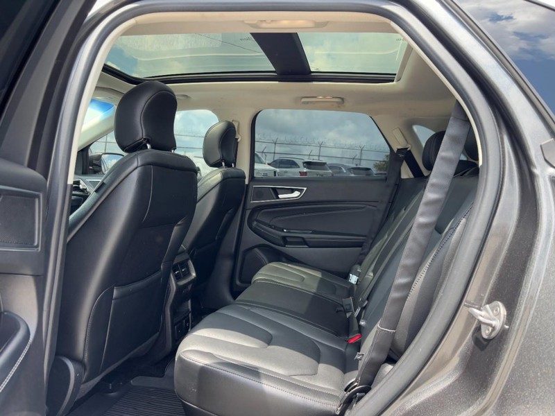 Ford Edge Vehicle Full-screen Gallery Image 11
