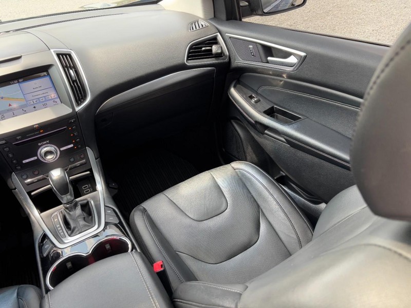 Ford Edge Vehicle Full-screen Gallery Image 14