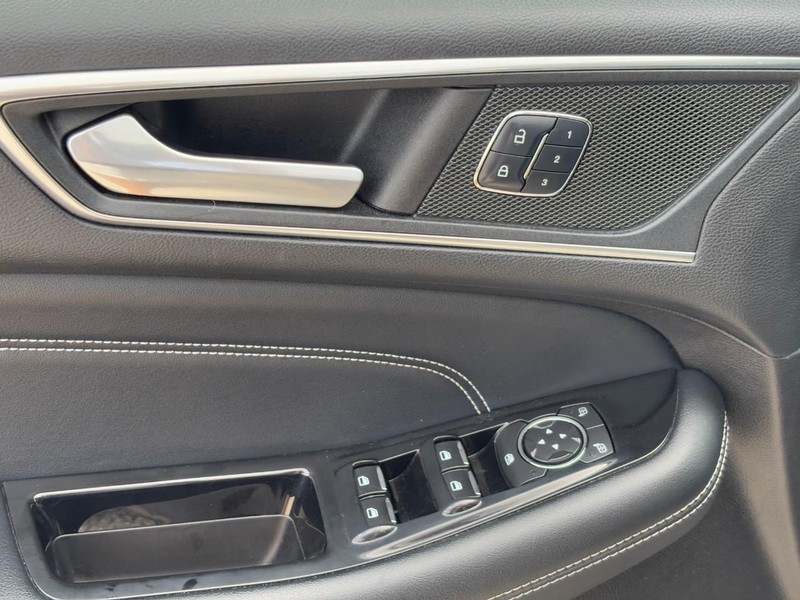 Ford Edge Vehicle Full-screen Gallery Image 16