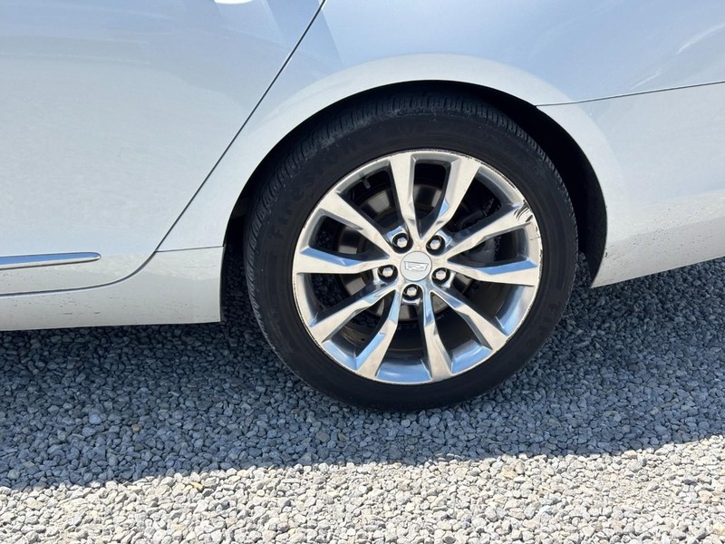 Cadillac XTS Vehicle Full-screen Gallery Image 12