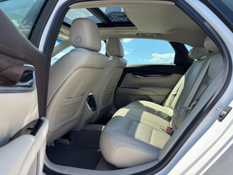 Cadillac XTS Vehicle Full-screen Gallery Image 13