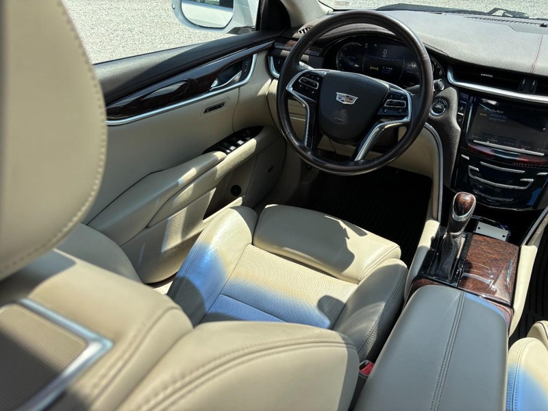 Cadillac XTS Vehicle Full-screen Gallery Image 14