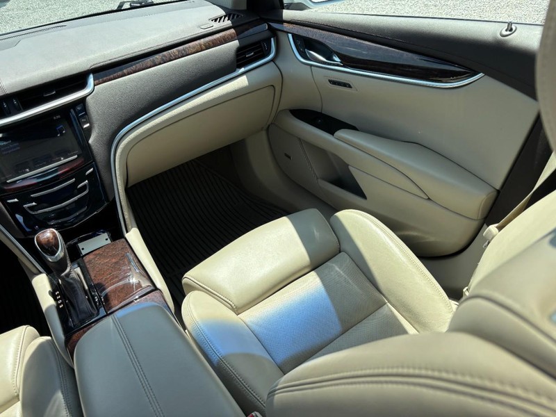 Cadillac XTS Vehicle Full-screen Gallery Image 16