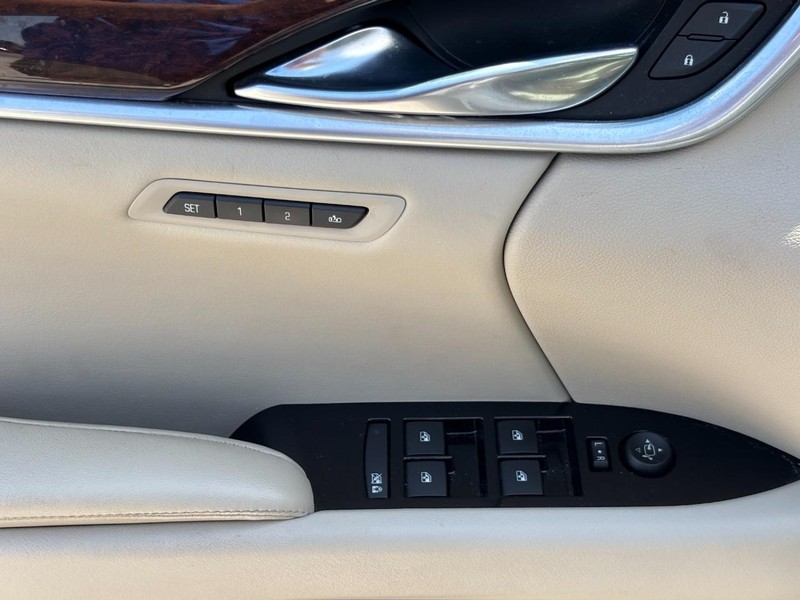 Cadillac XTS Vehicle Full-screen Gallery Image 18