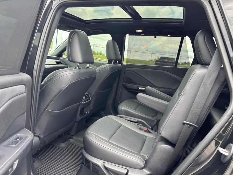 Lexus TX Vehicle Full-screen Gallery Image 14