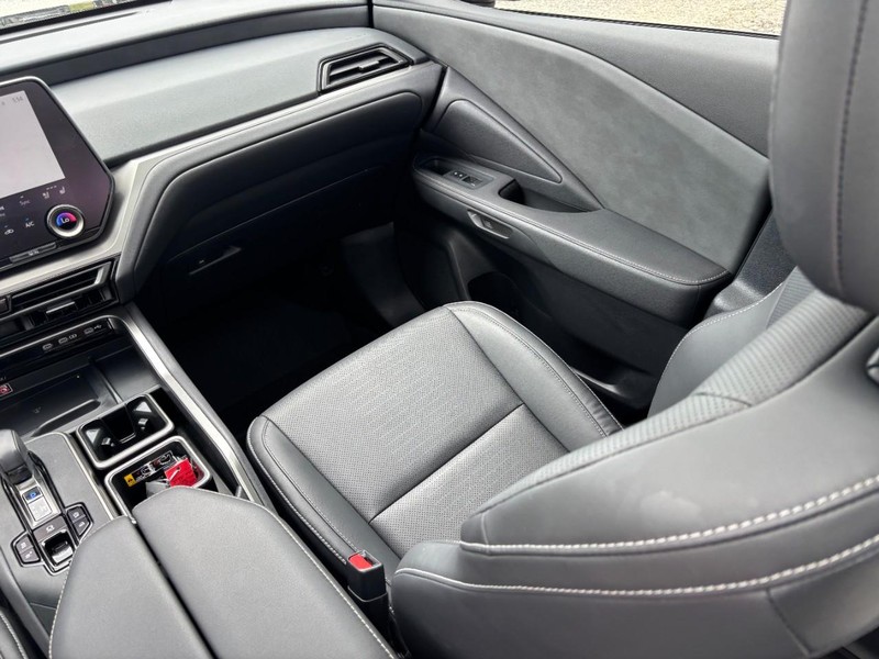 Lexus TX Vehicle Full-screen Gallery Image 17