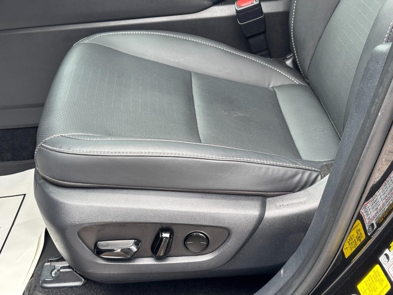 Lexus TX Vehicle Full-screen Gallery Image 18