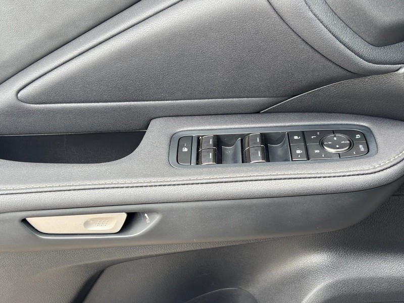 Lexus TX Vehicle Full-screen Gallery Image 19