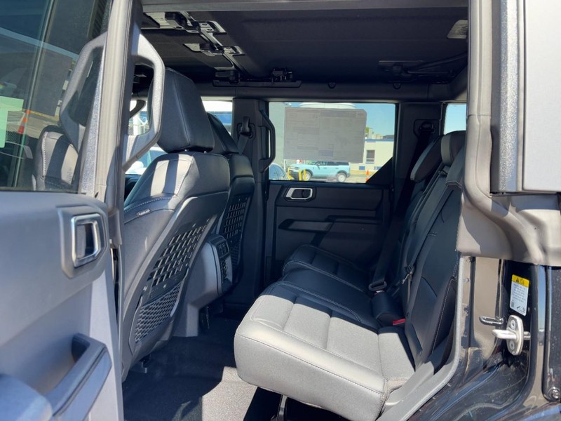 Ford Bronco Vehicle Full-screen Gallery Image 12