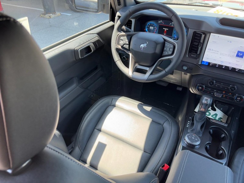 Ford Bronco Vehicle Full-screen Gallery Image 13