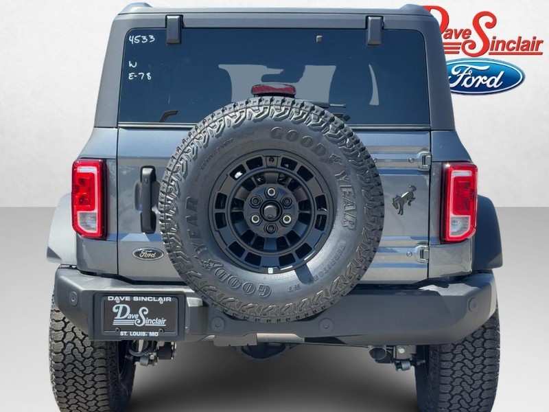 Ford Bronco Vehicle Full-screen Gallery Image 08