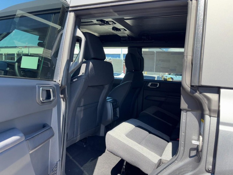 Ford Bronco Vehicle Full-screen Gallery Image 12