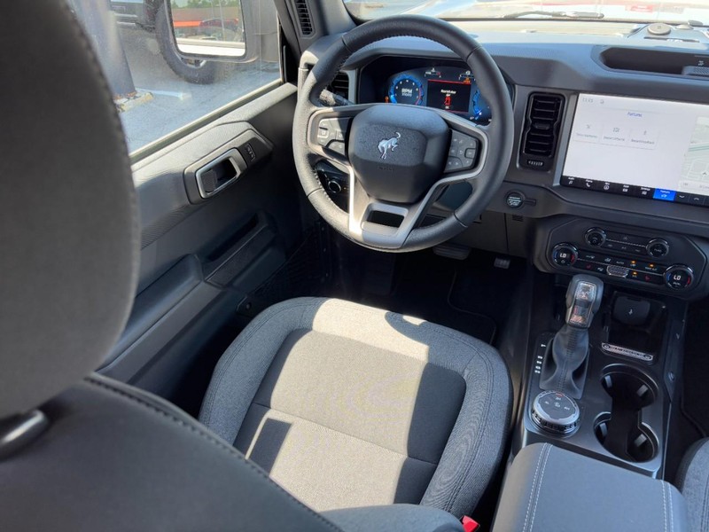 Ford Bronco Vehicle Full-screen Gallery Image 13