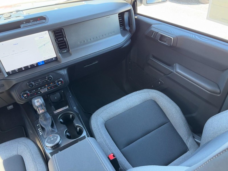 Ford Bronco Vehicle Full-screen Gallery Image 15