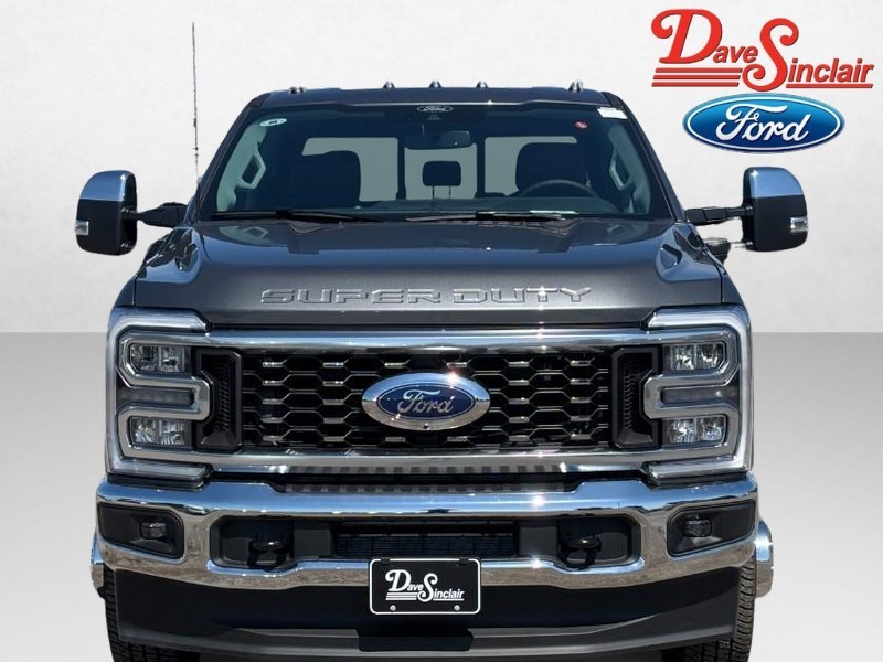 Ford Super Duty F-350 DRW Vehicle Full-screen Gallery Image 02