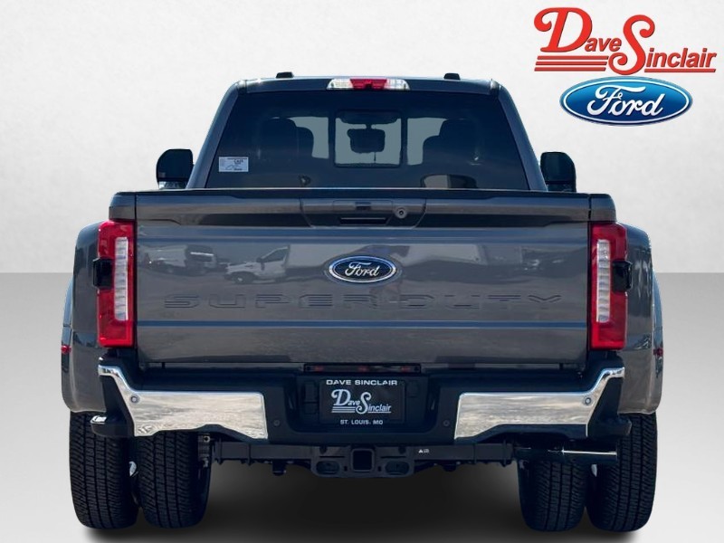 Ford Super Duty F-350 DRW Vehicle Full-screen Gallery Image 08