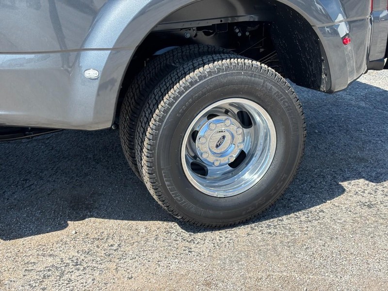 Ford Super Duty F-350 DRW Vehicle Full-screen Gallery Image 11