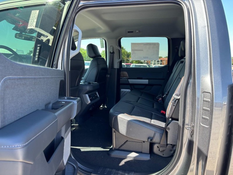 Ford Super Duty F-350 DRW Vehicle Full-screen Gallery Image 12