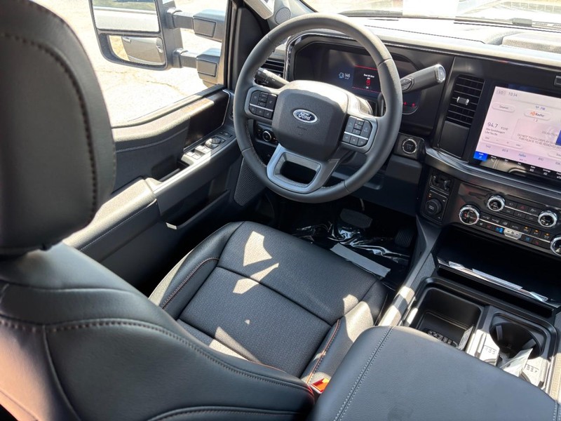 Ford Super Duty F-350 DRW Vehicle Full-screen Gallery Image 13