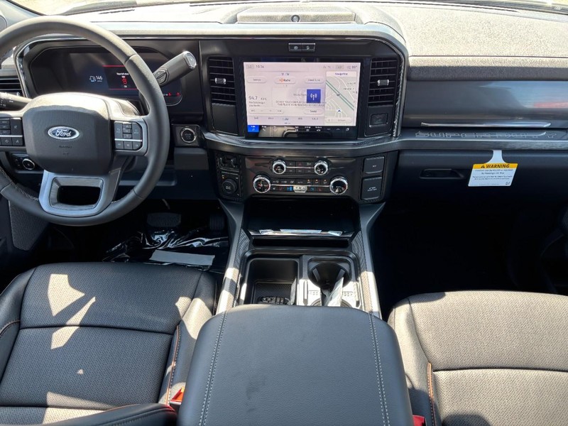Ford Super Duty F-350 DRW Vehicle Full-screen Gallery Image 14