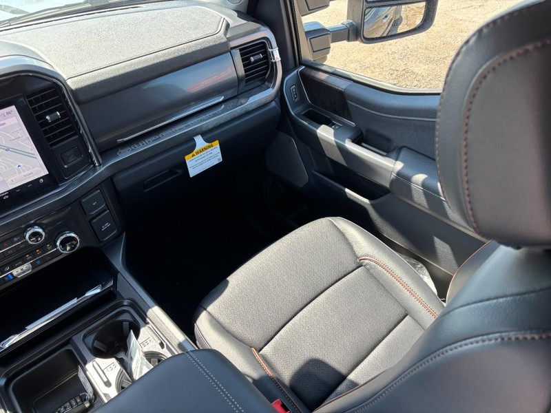 Ford Super Duty F-350 DRW Vehicle Full-screen Gallery Image 15