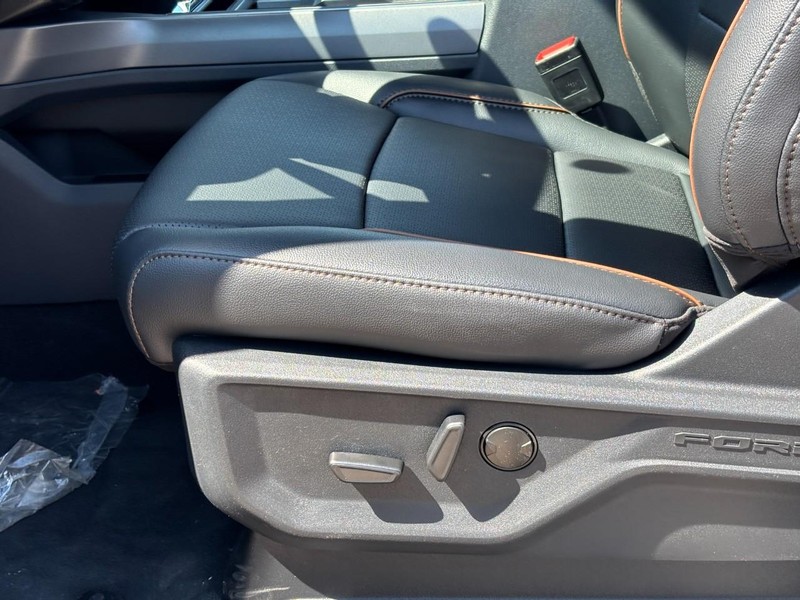 Ford Super Duty F-350 DRW Vehicle Full-screen Gallery Image 16