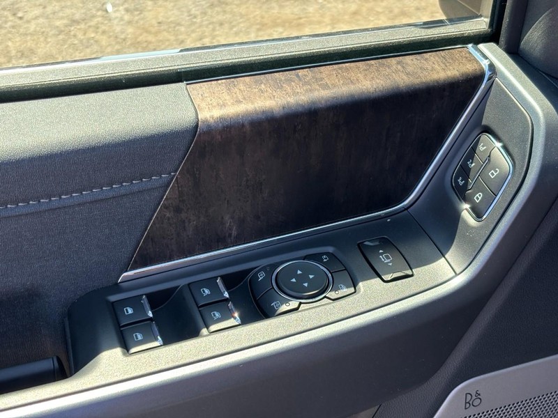 Ford Super Duty F-350 DRW Vehicle Full-screen Gallery Image 17