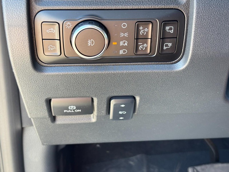Ford Super Duty F-350 DRW Vehicle Full-screen Gallery Image 18