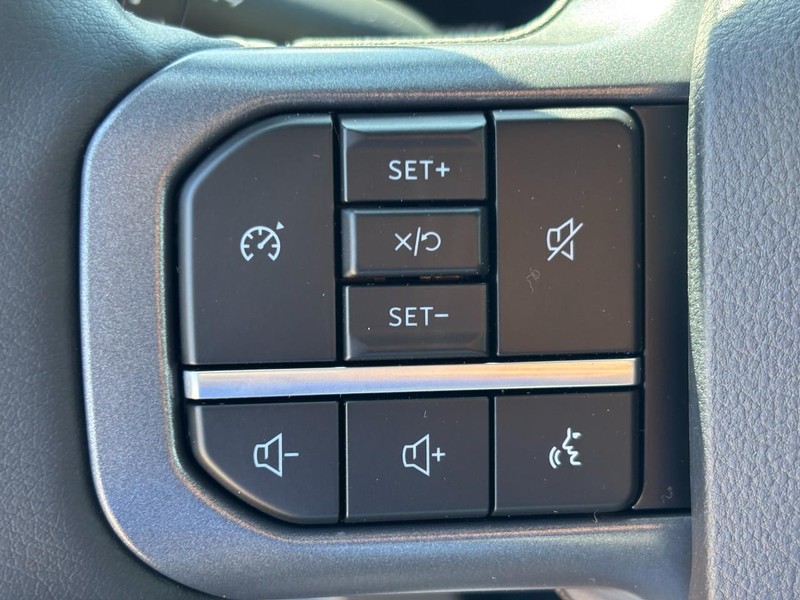 Ford Super Duty F-350 DRW Vehicle Full-screen Gallery Image 19