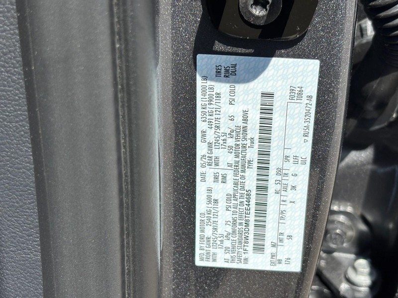 Ford Super Duty F-350 DRW Vehicle Full-screen Gallery Image 25