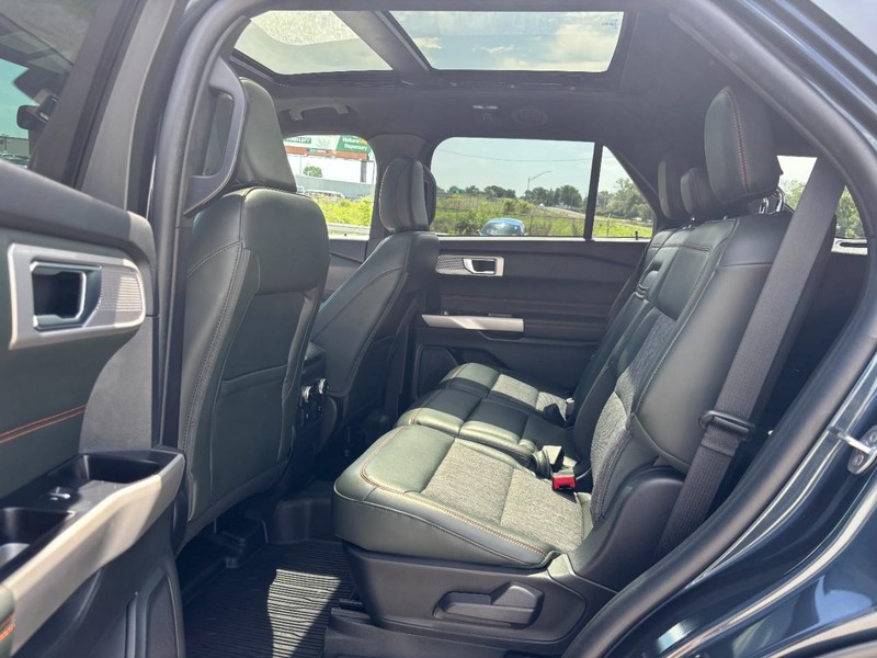 Ford Explorer Vehicle Image 14