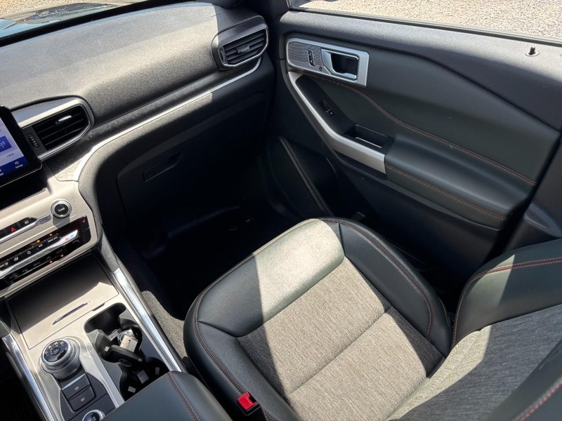 Ford Explorer Vehicle Image 17