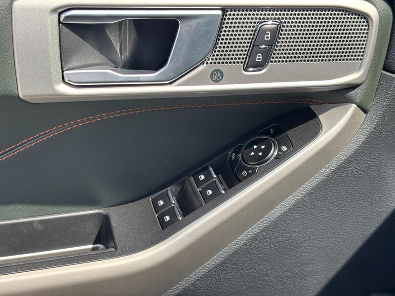 Ford Explorer Vehicle Image 19