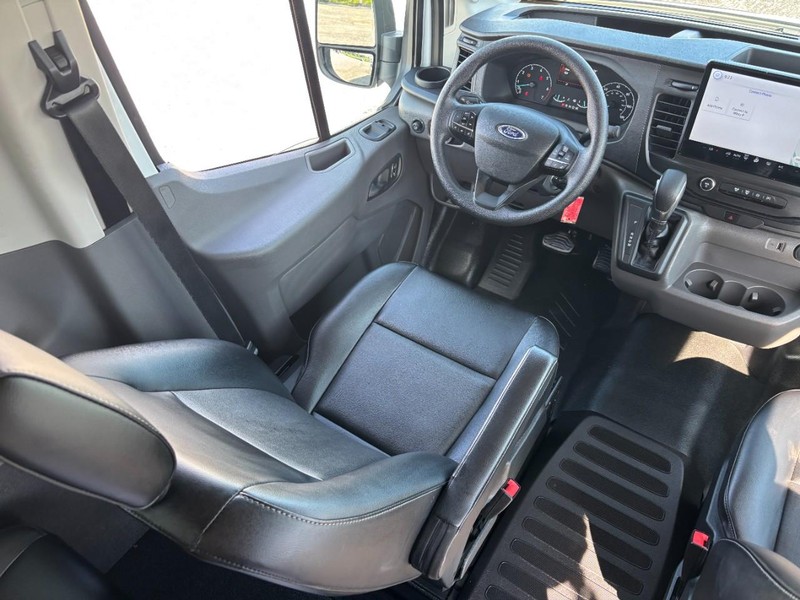 Ford Transit Passenger Wagon Vehicle Full-screen Gallery Image 17