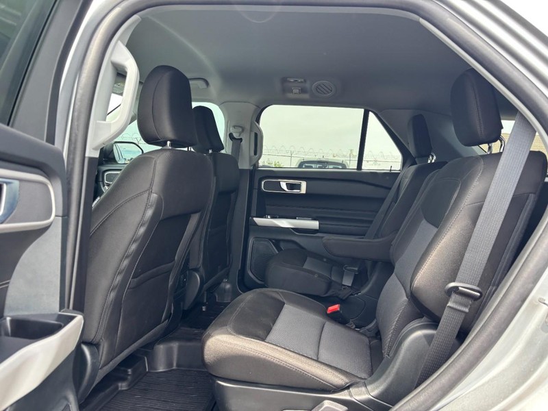 Ford Explorer Vehicle Full-screen Gallery Image 14