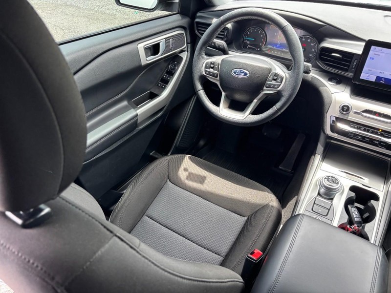 Ford Explorer Vehicle Full-screen Gallery Image 16