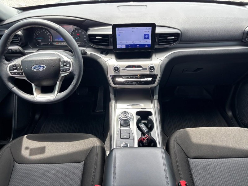 Ford Explorer Vehicle Full-screen Gallery Image 17