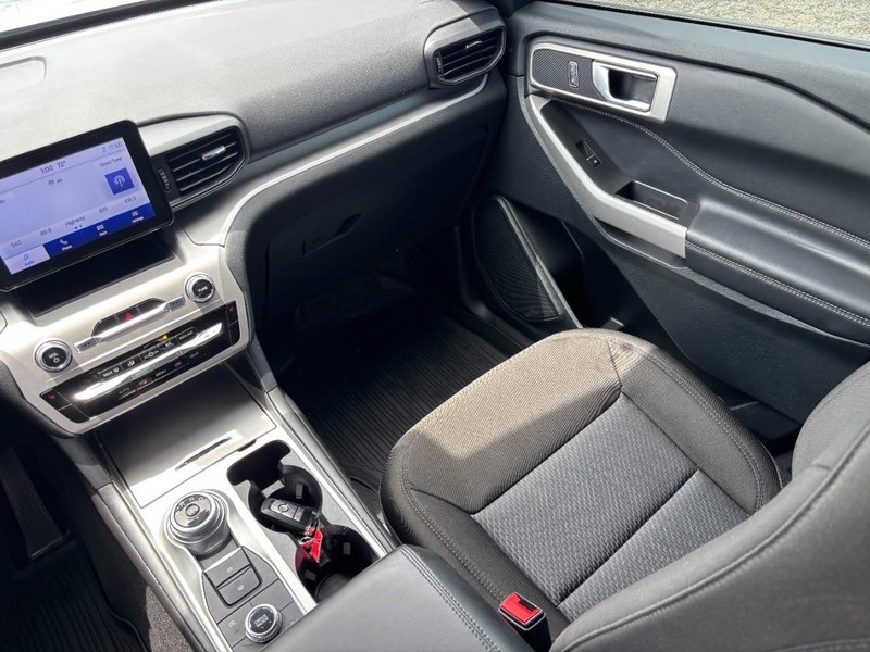 Ford Explorer Vehicle Full-screen Gallery Image 18