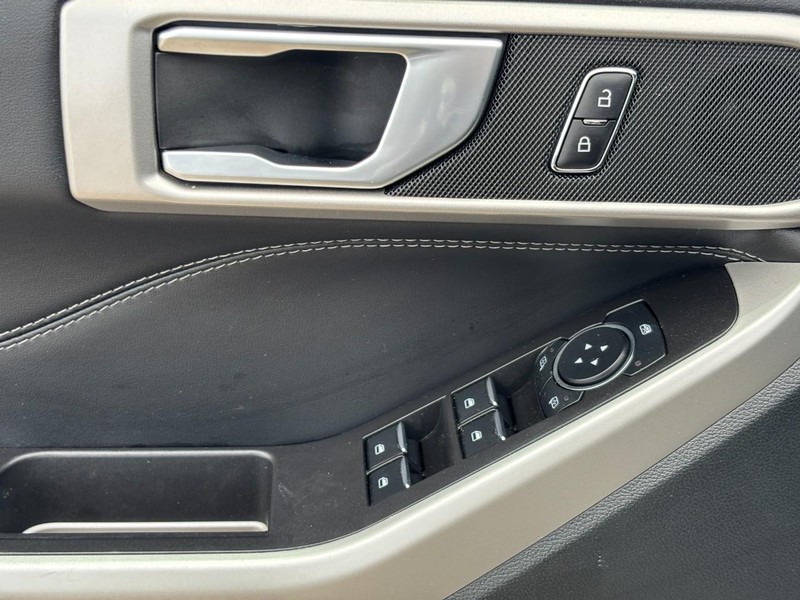 Ford Explorer Vehicle Full-screen Gallery Image 20