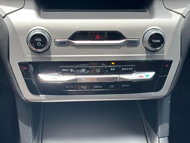 Ford Explorer Vehicle Full-screen Gallery Image 26
