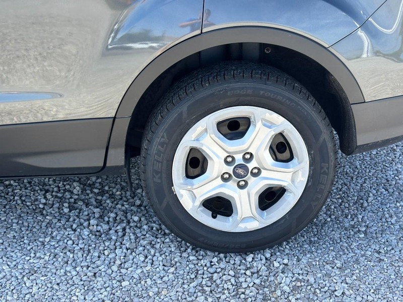 Ford Escape Vehicle Full-screen Gallery Image 12