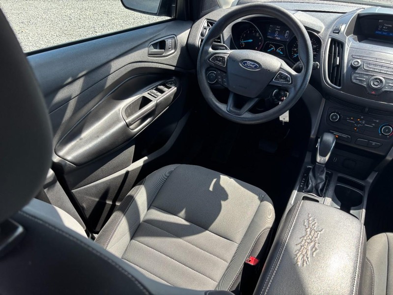 Ford Escape Vehicle Full-screen Gallery Image 14