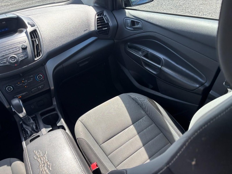 Ford Escape Vehicle Full-screen Gallery Image 16