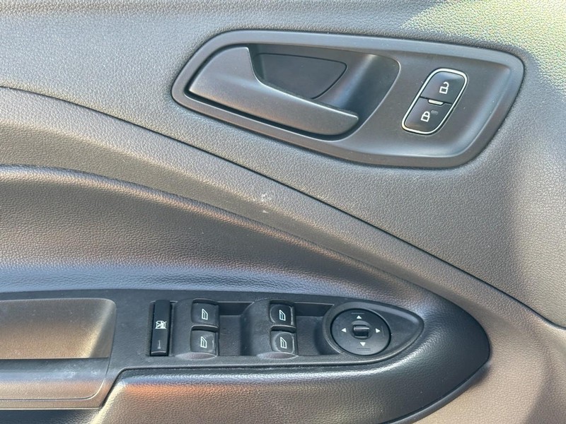Ford Escape Vehicle Full-screen Gallery Image 18