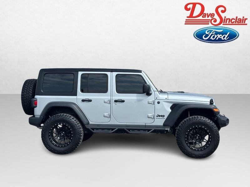 Jeep Wrangler Vehicle Full-screen Gallery Image 05