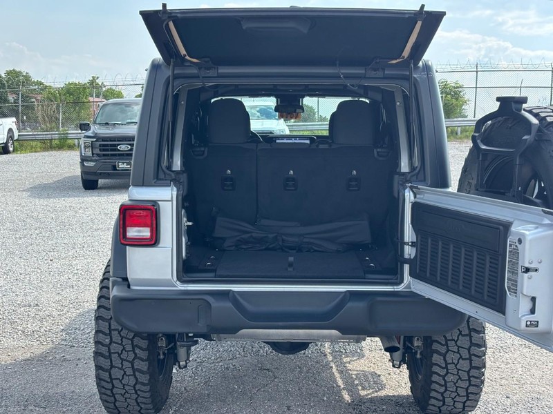 Jeep Wrangler Vehicle Full-screen Gallery Image 11